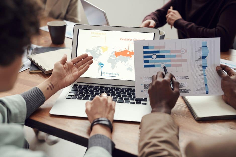Equipo analizando conclusiones para mejorar la recomendación de una marca en respuestas de IA