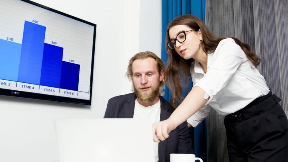 Equipo de marketing revisando el impacto de la IA conversacional en la visibilidad de marca