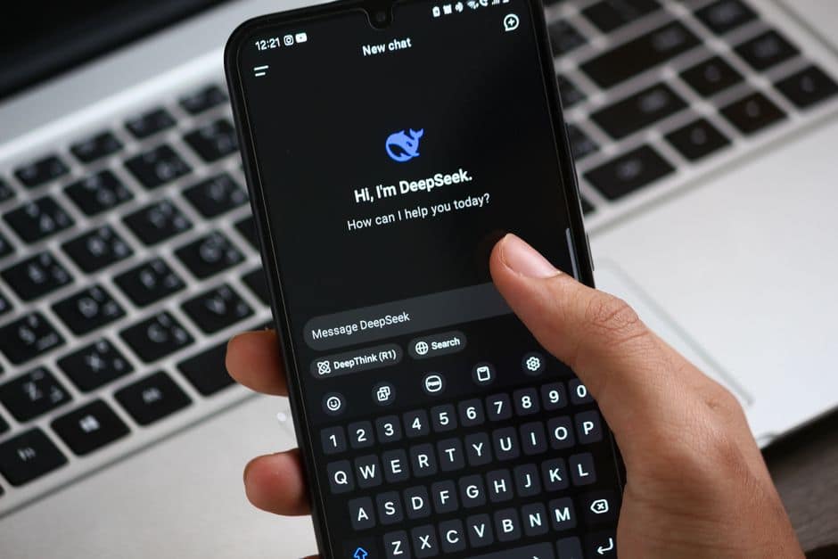 Profesional consultando una IA conversacional para resolver una búsqueda compleja por intención
