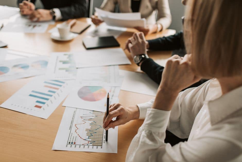 Responsable de negocio evaluando un diagnóstico de visibilidad de marca con datos