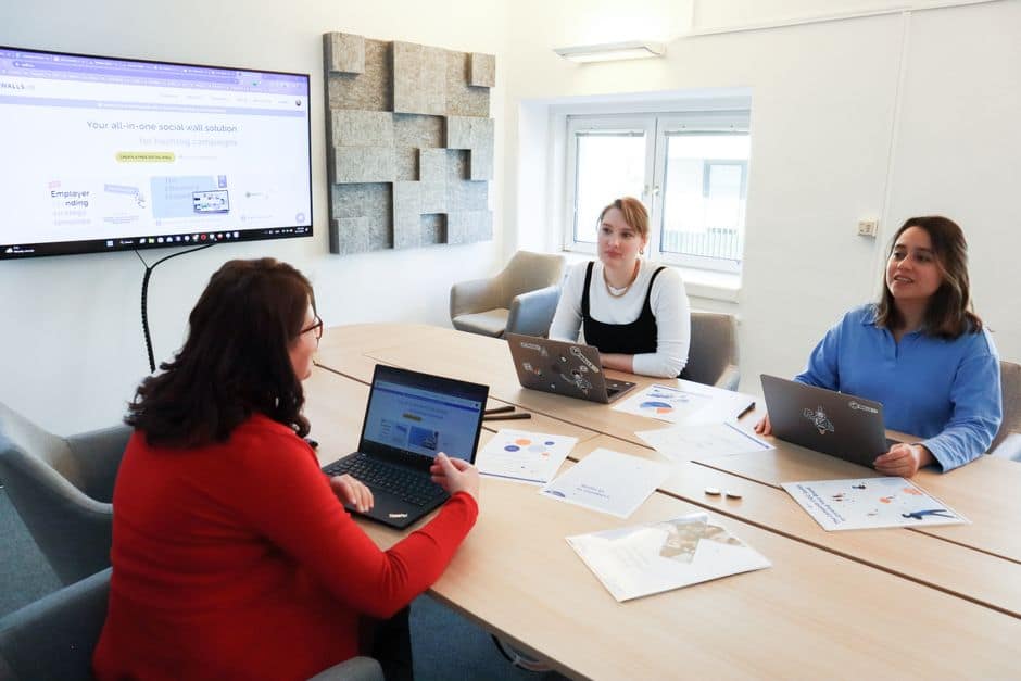 Equipo de una pyme revisando métricas y estrategia digital en una reunión