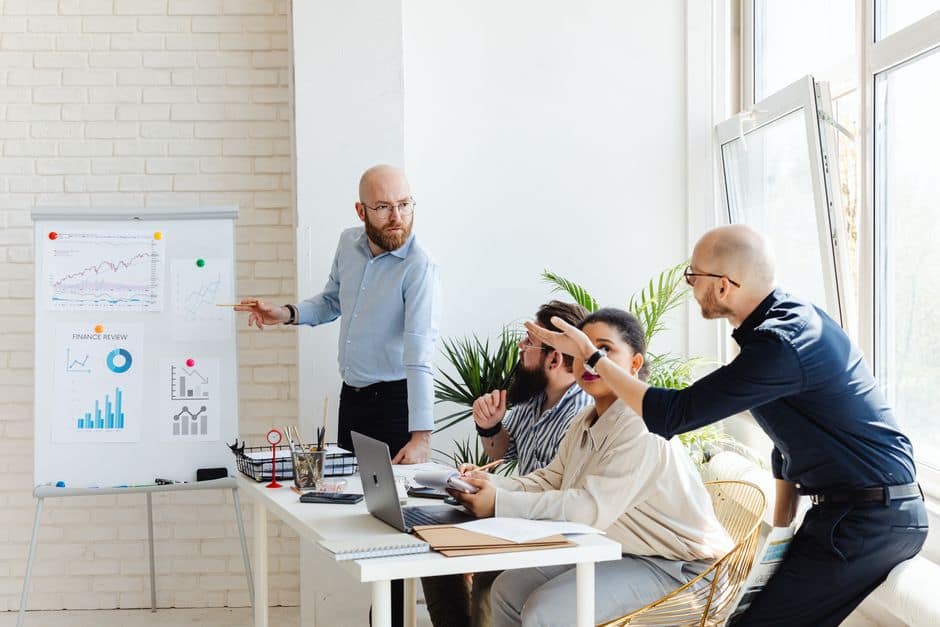 Equipo de una empresa en crecimiento coordinando procesos y líneas de negocio
