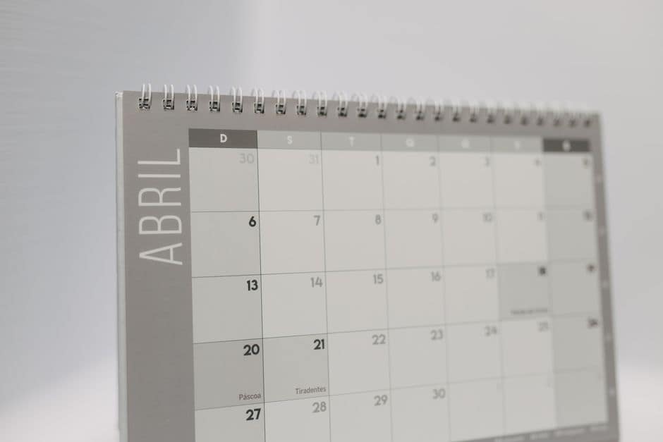 Profesional organizando un plan de acción de 30 días para su negocio