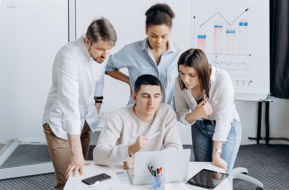 Equipo de marketing analizando métricas para detectar cómo la IA influye en la visibilidad del negocio