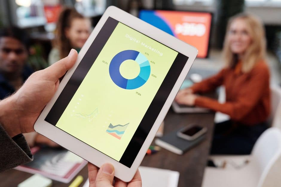 Equipo de marketing planificando su estrategia de visibilidad en buscadores e IA