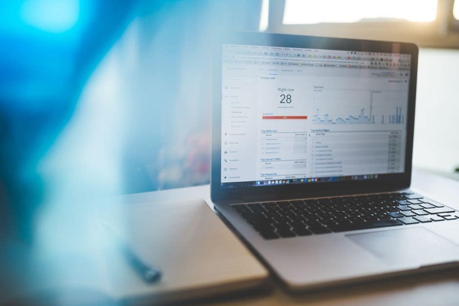 Profesional de marketing comparando estrategias de visibilidad digital en su ordenador
