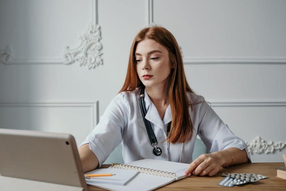 Farmacéutica revisando información de confianza y cumplimiento en una farmacia online