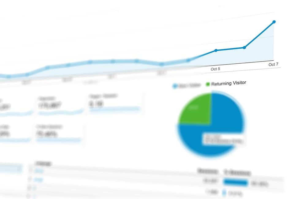 Especialista digital revisando métricas para medir visibilidad en IA además del tráfico SEO