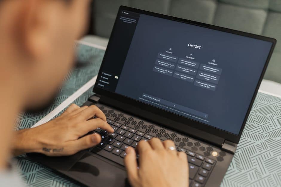 Responsable de negocio verificando con cautela una respuesta generada por inteligencia artificial
