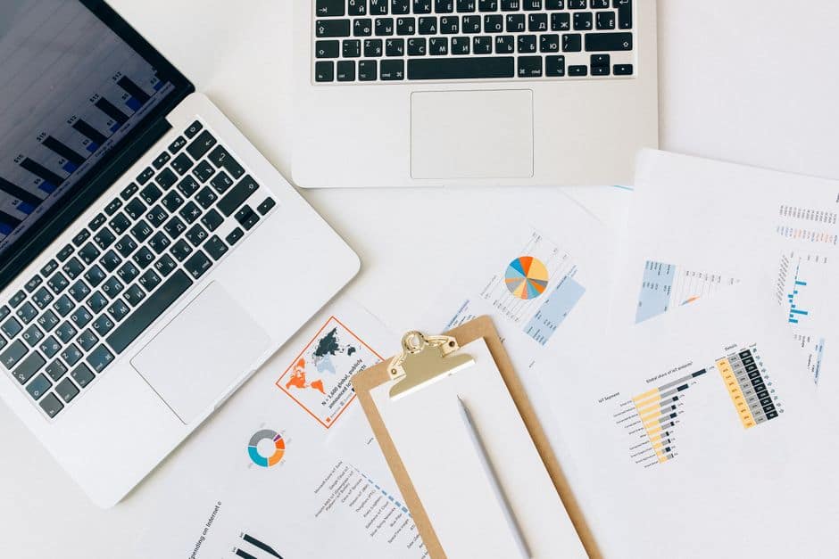 Profesional de marketing comparando estrategias digitales en un portátil