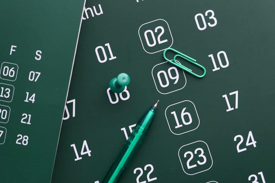 Profesional organizando un plan de transición de 90 días para empezar una estrategia GEO