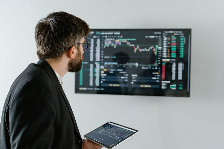 Analista comparando varias respuestas digitales para evaluar cómo citan sus fuentes