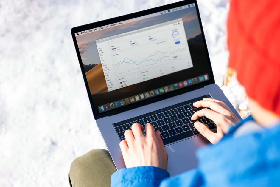 Analista digital midiendo resultados de una estrategia de transición de SEO a GEO