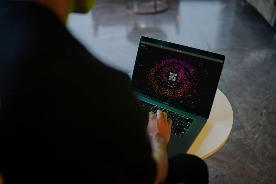 Profesional analizando una interfaz de red social y datos en tiempo real en un portátil