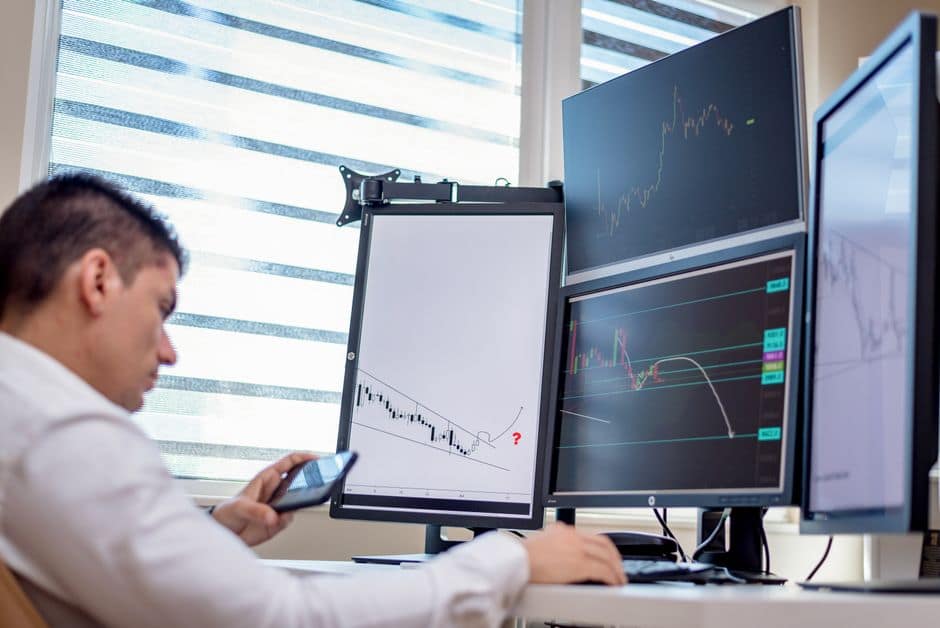 Consultor digital analizando la presencia de una marca en un entorno de datos